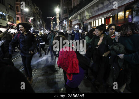 Istanbul, Türkei. 25 Nov, 2019. Polizisten mit Pfefferspray eine Kleine Gruppe von Demonstranten während des Internationalen Tages zur Beseitigung der Gewalt gegen Frauen Rallye im Stadtteil Beyoglu in Istanbul, Türkei zerstreuen am 25. November 2019. Credit: Jason Dean/ZUMA Draht/Alamy leben Nachrichten Stockfoto