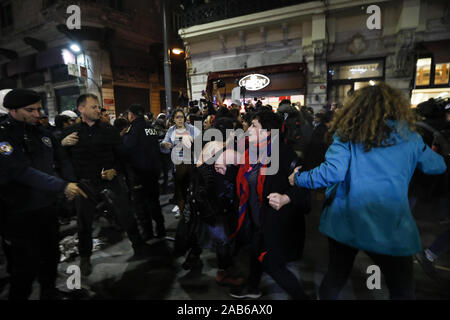 Istanbul, Türkei. 25 Nov, 2019. Polizisten mit Pfefferspray eine Kleine Gruppe von Demonstranten während des Internationalen Tages zur Beseitigung der Gewalt gegen Frauen Rallye im Stadtteil Beyoglu in Istanbul, Türkei zerstreuen am 25. November 2019. Credit: Jason Dean/ZUMA Draht/Alamy leben Nachrichten Stockfoto