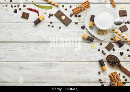 Interessantes Konzept für schwarzen Kaffee mit Milch. Hintergrund mit Kaffee und süßes Dekoration. Stockfoto