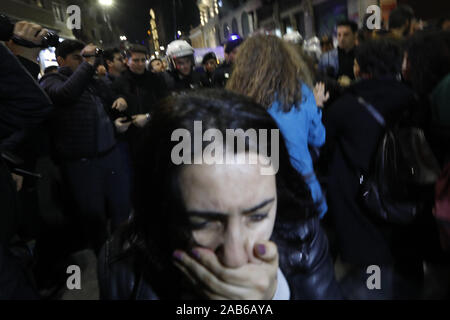 Istanbul, Türkei. 25 Nov, 2019. Polizisten mit Pfefferspray eine Kleine Gruppe von Demonstranten während des Internationalen Tages zur Beseitigung der Gewalt gegen Frauen Rallye im Stadtteil Beyoglu in Istanbul, Türkei zerstreuen am 25. November 2019. Credit: Jason Dean/ZUMA Draht/Alamy leben Nachrichten Stockfoto