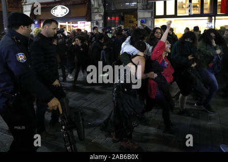 Istanbul, Türkei. 25 Nov, 2019. Polizisten mit Pfefferspray eine Kleine Gruppe von Demonstranten während des Internationalen Tages zur Beseitigung der Gewalt gegen Frauen Rallye im Stadtteil Beyoglu in Istanbul, Türkei zerstreuen am 25. November 2019. Credit: Jason Dean/ZUMA Draht/Alamy leben Nachrichten Stockfoto