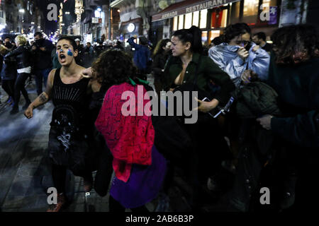 Istanbul, Türkei. 25 Nov, 2019. Die Demonstranten ihre Gesichter und laufen, während die türkische Polizei Pfefferspray während des Internationalen Tages zur Beseitigung der Gewalt gegen Frauen Rally im Stadtteil Beyoglu in Istanbul, Türkei Einsatz am 25. November 2019. Credit: Jason Dean/ZUMA Draht/Alamy leben Nachrichten Stockfoto