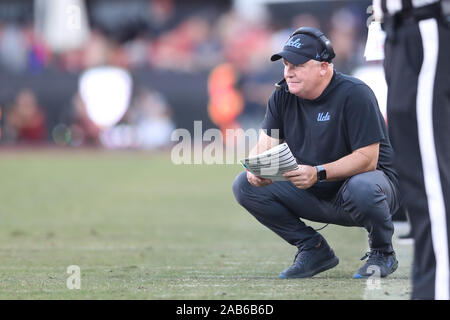 Los Angeles, CA, USA. 23 Nov, 2019. November 23, 2019: UCLA Bruins Haupttrainer Chip Kelly als er Team Kämpfe USC während des Spiels zwischen den UCLA Bruins und die USC Trojans im Los Angeles Memorial Coliseum Los Angeles, CA. Credit: Peter Joneleit/ZUMA Draht/Alamy leben Nachrichten Stockfoto