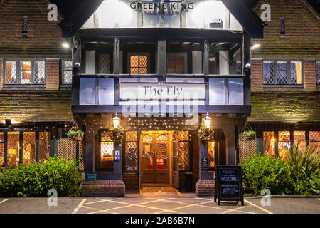 Die Ely Hotel, nachts Außenansicht mit Weihnachtsschmuck, Blackwater, Hampshire, Großbritannien Stockfoto