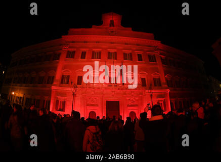 Rom, Italien. 25 Nov, 2019. Menschen versammeln sich vor dem Palazzo Montecitorio in rot beleuchtet den Internationalen Tag für die Beseitigung der Gewalt gegen Frauen in Rom, Italien, am 25. November, 2019 zu markieren. Mehrere Veranstaltungen in Italien der Internationale Tag für die Beseitigung der Gewalt gegen Frauen, die gekennzeichnet war weltweit am Montag zu markieren. Credit: Alberto Lingria/Xinhua/Alamy leben Nachrichten Stockfoto