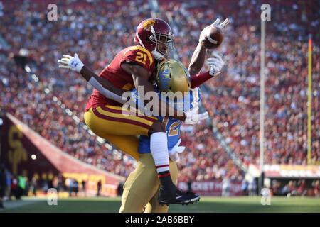 Los Angeles, CA, USA. 23 Nov, 2019. November 23, 2019: UCLA Bruins Defensive zurück Elia Gates (12) Schnäbeln ein würde - Touchdown Pass werden während des Spiels zwischen den UCLA Bruins und die USC Trojans im Los Angeles Memorial Coliseum Los Angeles, CA zu USC Trojans wide receiver Tyler Vaughns (21). Credit: Peter Joneleit/ZUMA Draht/Alamy leben Nachrichten Stockfoto