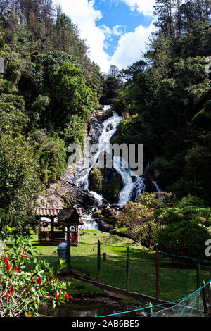 Die Tequendamita Wasserfall liegt in einem kleinen Bergdorf in den Bergen oberhalb von Medellin, Kolumbien. Beliebt bei; Einheimische wie auch Touristen. Stockfoto