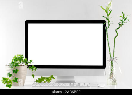 Computer all-in-one im Büro Tisch mit isolierten weißer Bildschirm Stockfoto