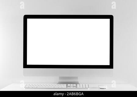 Computer all-in-one im Büro Tisch mit isolierten weißer Bildschirm Stockfoto