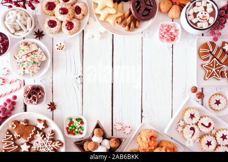 Weihnachten Süßigkeiten und Cookie. Ansicht von oben Tabelle Szene über einem weißen Holz Hintergrund mit kopieren. Urlaub Backen Konzept. Stockfoto