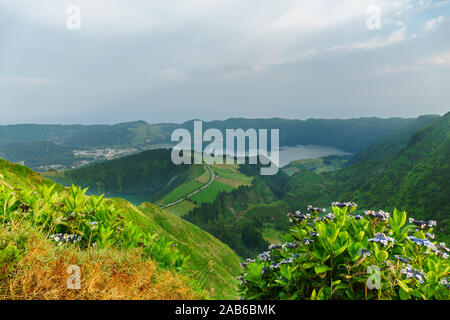 Panoramablick auf die Landschaft und die Azoren, die Insel von Portugal. Schönen Lagunen in vulkanischen Krater und grüne Felder. Touristische attra Stockfoto