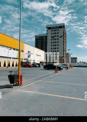 Shopping Zeit. Blick auf den Parkplatz mit Autos in der Nähe der Business Center und einen Supermarkt. Stockfoto