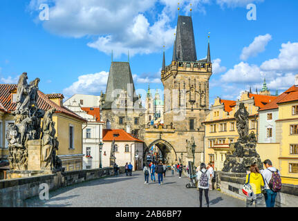 Touristen überqueren Sie die Karlsbrücke auf dem Weg der Könige, die zu den kleineren Turm auf dem Weg zur Prager Burg. Stockfoto