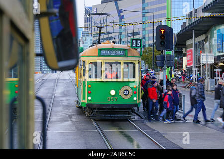 MELBOURNE, AUSTRALIEN-13 Jul 2019 - Blick auf den historischen Kreis Straßenbahn in der Innenstadt von Melbourne, der Hauptstadt von Victoria in Australien. Stockfoto