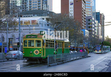 MELBOURNE, AUSTRALIEN-13 Jul 2019 - Blick auf den historischen Kreis Straßenbahn in der Innenstadt von Melbourne, der Hauptstadt von Victoria in Australien. Stockfoto