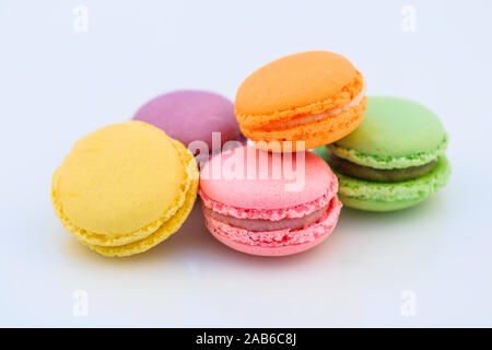 Süß und bunt französische Makronen oder Macaron auf weißem Hintergrund, Dessert. Stockfoto