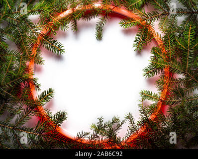 Weihnachten runden Rahmen von Neon und Winter Dinge auf weißem Hintergrund. Stockfoto