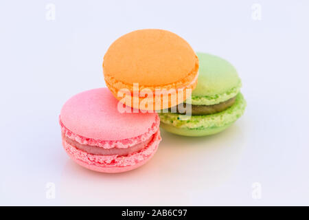 Süß und bunt französische Makronen oder Macaron auf weißem Hintergrund, Dessert. Stockfoto