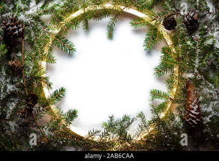 Weihnachten runden Rahmen von Neon und Winter Dinge auf weißem Hintergrund. Stockfoto