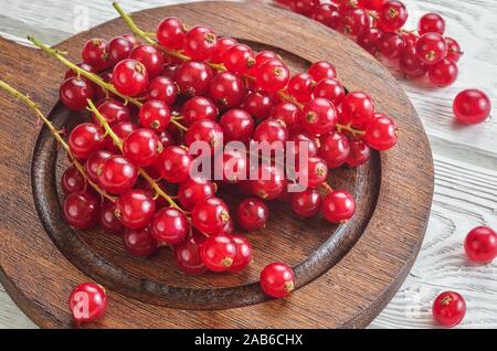 Rote Früchte in der Küche. Rote Johannisbeere auf einem weißen Holztisch. Stockfoto