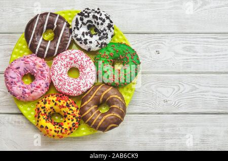 Bunten süßen Kuchen. Donuts mit einer Bohrung mit verschiedenen Garnierungen und Dekorationen. Stockfoto