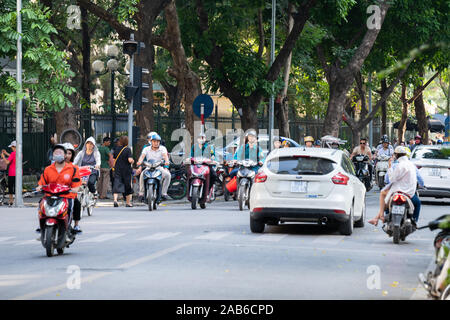 Hanoi, Vietnam - 18. Oktober 2019: Straßen mit viel Verkehr in der Hauptstadt Hanoi - hauptsächlich Motorroller, Fahrräder und mopeds Stockfoto