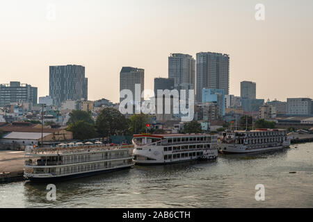 Ho Chi Minh City, Vietnam - 13. März 2019: Song Sai Gon River. River Cruise Boote angedockt in der Nähe der Innenstadt bei Sonnenuntergang. Wohntürme und andere housin Stockfoto