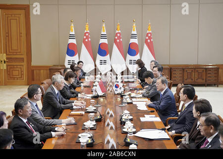 Seoul, Südkorea. 23 Nov, 2019. 23.November 2019 - Seoul, South Korea-In diese Bilder zur Verfügung gestellt Präsident Büro. Südkorea und Singapur halten Spitzengespraech im Präsidialamt Cheong Wa Dae in Seoul an November 23, 2019. Credit: Präsident Büro/ZUMA Draht/Alamy leben Nachrichten Stockfoto