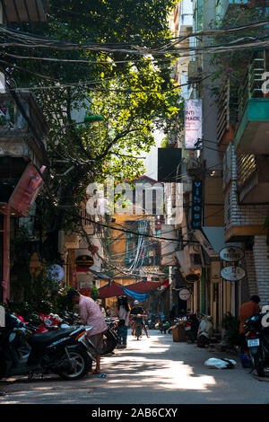 Hanoi, Vietnam - 18. Oktober 2019: Einer der vielen engen Gassen besetzt in der Hauptstadt gefunden, voll von Verkehr und Fußgänger Stockfoto