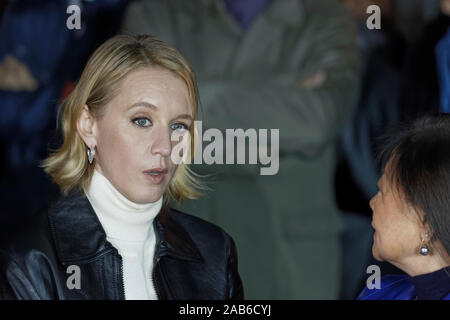 Paris, Frankreich. 24 Nov, 2019. Ludivine Sagnier beleuchtet die Champs-Elysées am 24. November 2019 in Paris, Frankreich. Stockfoto