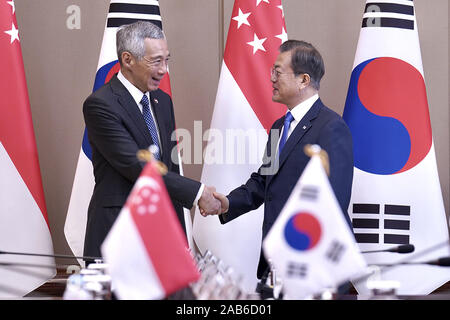 Seoul, Südkorea. 23 Nov, 2019. 23.November 2019 - Seoul, South Korea-In diese Bilder zur Verfügung gestellt Präsident Büro. Südkoreanischen Präsidenten Moon Jae-in, rechts, schüttelt Hände mit der Premierminister von Singapur, Lee Hsien Loong bei ihrem Treffen im Presidential Blue House in Seoul Samstag, November 23, 2019. Credit: Präsident Büro/ZUMA Draht/Alamy leben Nachrichten Stockfoto