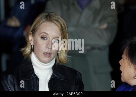 Paris, Frankreich. 24 Nov, 2019. Ludivine Sagnier beleuchtet die Champs-Elysées am 24. November 2019 in Paris, Frankreich. Stockfoto