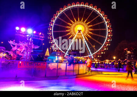 Berlin, Deutschland - Dezember 18, 2018: Eisbahn rund um den Neptunbrunnen und Panoramablick auf das Riesenrad auf dem Weihnachtsmarkt (Berliner Weihn Stockfoto