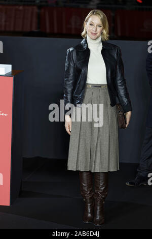 Paris, Frankreich. 24 Nov, 2019. Ludivine Sagnier beleuchtet die Champs-Elysées am 24. November 2019 in Paris, Frankreich. Stockfoto