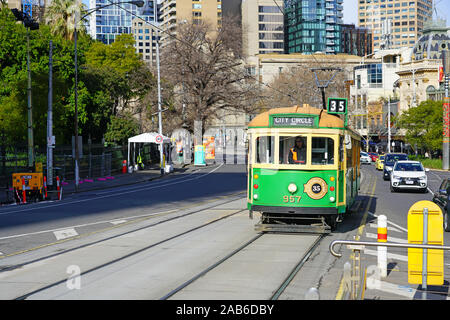 MELBOURNE, AUSTRALIEN-13 Jul 2019 - Blick auf den historischen Kreis Straßenbahn in der Innenstadt von Melbourne, der Hauptstadt von Victoria in Australien. Stockfoto