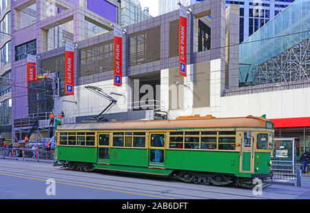 MELBOURNE, AUSTRALIEN-13 Jul 2019 - Blick auf den historischen Kreis Straßenbahn in der Innenstadt von Melbourne, der Hauptstadt von Victoria in Australien. Stockfoto