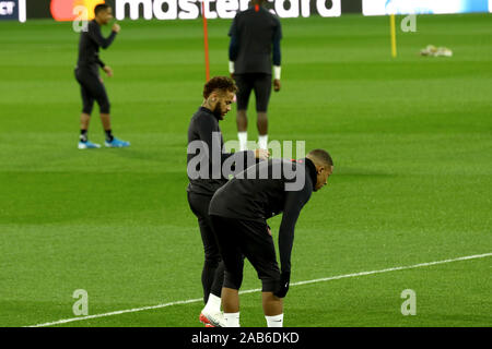 Madrid, Spanien; 25/11/2019. - Die PSG-Team Züge im Bereich der Santiago Bernabeu vor dem Spiel Morgen des 26. November der Meister LeageNeymar Jr (L), Kylian Mbappé. Foto: Juan Carlos Rojas/Picture Alliance | Verwendung weltweit Stockfoto