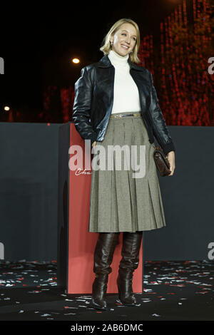 Paris, Frankreich. 24 Nov, 2019. Ludivine Sagnier beleuchtet die Champs-Elysées am 24. November 2019 in Paris, Frankreich. Stockfoto