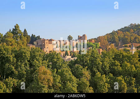 Schloss Gibralfaro, die auf dem Berg liegt, von Wald umgeben. Die Burg mit Blick auf Malaga und das Mittelmeer, in Andalusien, Sout Stockfoto