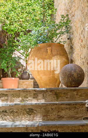 Topfpflanzen auf schmalen Stein Schritte in die antike Stadt von Monemvasia, Griechenland Stockfoto