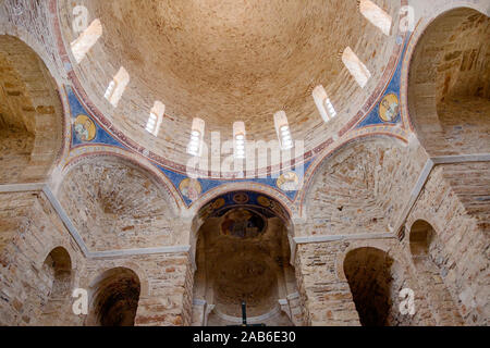 Innenraum der byzantinisch-orthodoxen Kirche der Hagia Sophia, auf der griechischen Insel von Monemvasia, auf dem Peloponnes, Griechenland. Stockfoto