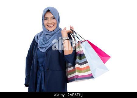 Alte hijab Frau lächeln Taschen tragen Stockfoto