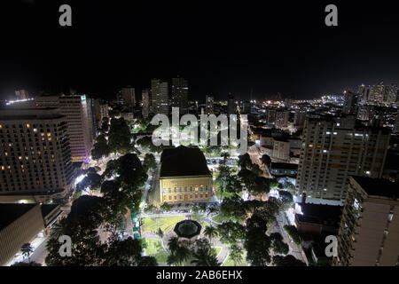 Antenne und Nacht Blick auf dem Platz der Republik in Belém do Pará, Hervorhebung der zentralen Pavillon, Frieden Theater und Schlauch tunnel. Die Sehenswürdigkeiten der Stadt urban Stockfoto