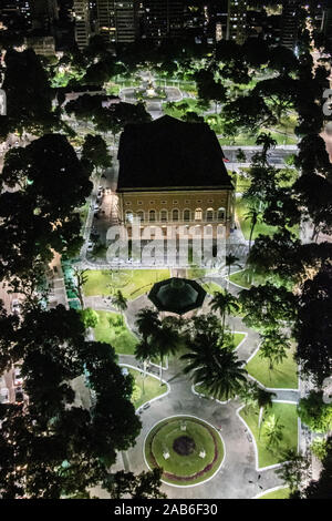 Antenne und Nacht Blick auf dem Platz der Republik in Belém do Pará, Hervorhebung der zentralen Pavillon, Frieden Theater und Schlauch tunnel. Die Sehenswürdigkeiten der Stadt urban Stockfoto