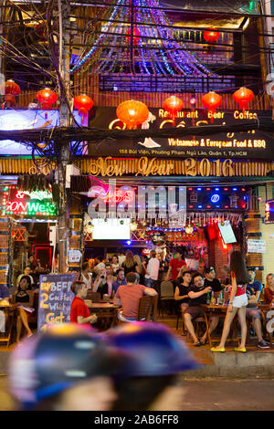 Ho Chi Minh City, Vietnam - Januar 16, 2016: Nachtleben Straßenszene in der beliebten Nachtleben. Ziel der Bui Vien Straße entfernt Stockfoto