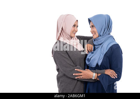 Asiatische hijab Frau umarmt sie Mutter und Suchen gegenseitig Stockfoto