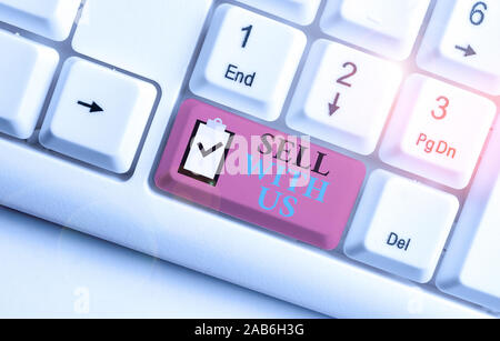 Schreiben Hinweis angezeigt Bei uns verkaufen. Business Konzept für Online Verkäufer verkaufen Plattform für elektronischen Geschäftsverkehr Weiß pc-Tastatur mit Hinweis pap suchen Stockfoto