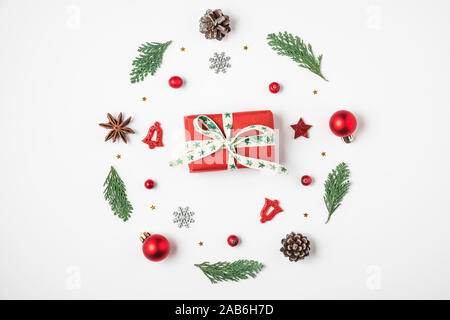 Weihnachten Komposition. Weihnachten Kranz aus Tanne Baum verzweigt, Dekorationen, Beeren mit Geschenkbox auf weißem Hintergrund. Weihnachten, Winter, neues Jahr Stockfoto