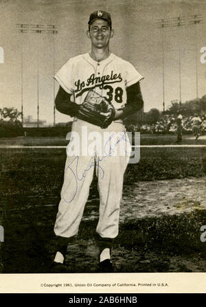 Vintage schwarz-weiß Foto von Los Angeles Dodgers Krug Roger Craig von einer Seite eines Souvenir Booklet mit 76 Union Oil Tankstellen als Prämie für die Kunden in der L.A. Bereich, in den frühen 1960er Jahren verteilt. Stockfoto