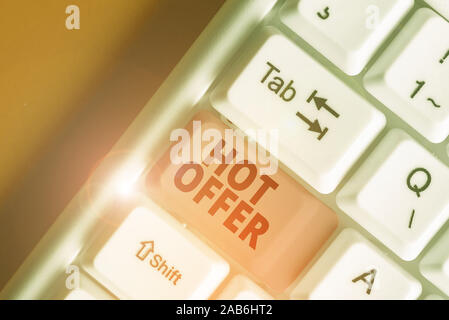 Schreiben Hinweis anzeigen Angebot. Business Konzept für Produkt oder Programm, zu reduzierten Preisen oder Tarifen angeboten wird Stockfoto